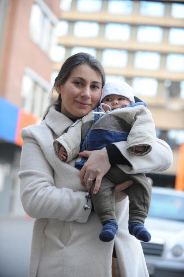 Mutter hält ihr Baby auf dem Arm