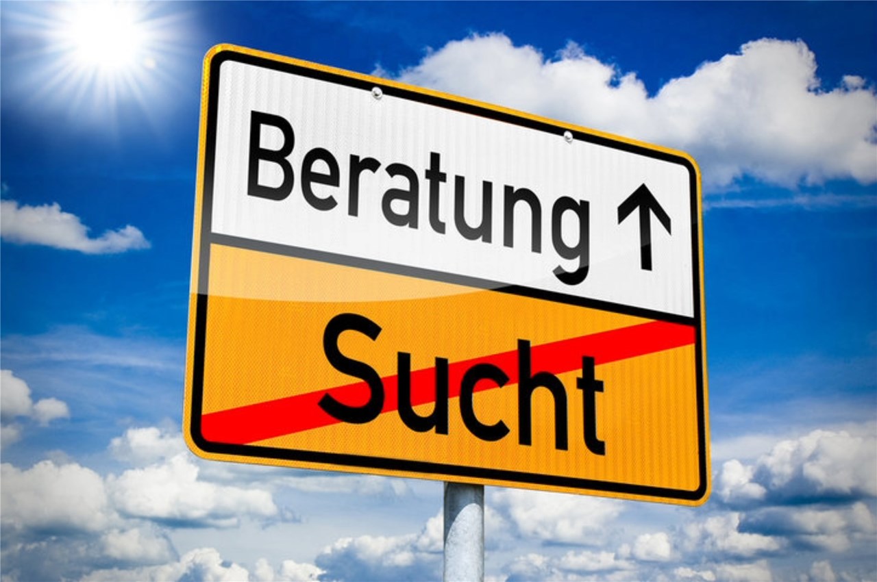 Das Ortsschild zeigt ein durchgestrichenes Wort Sucht und das Wort Beratung als Hinweis.