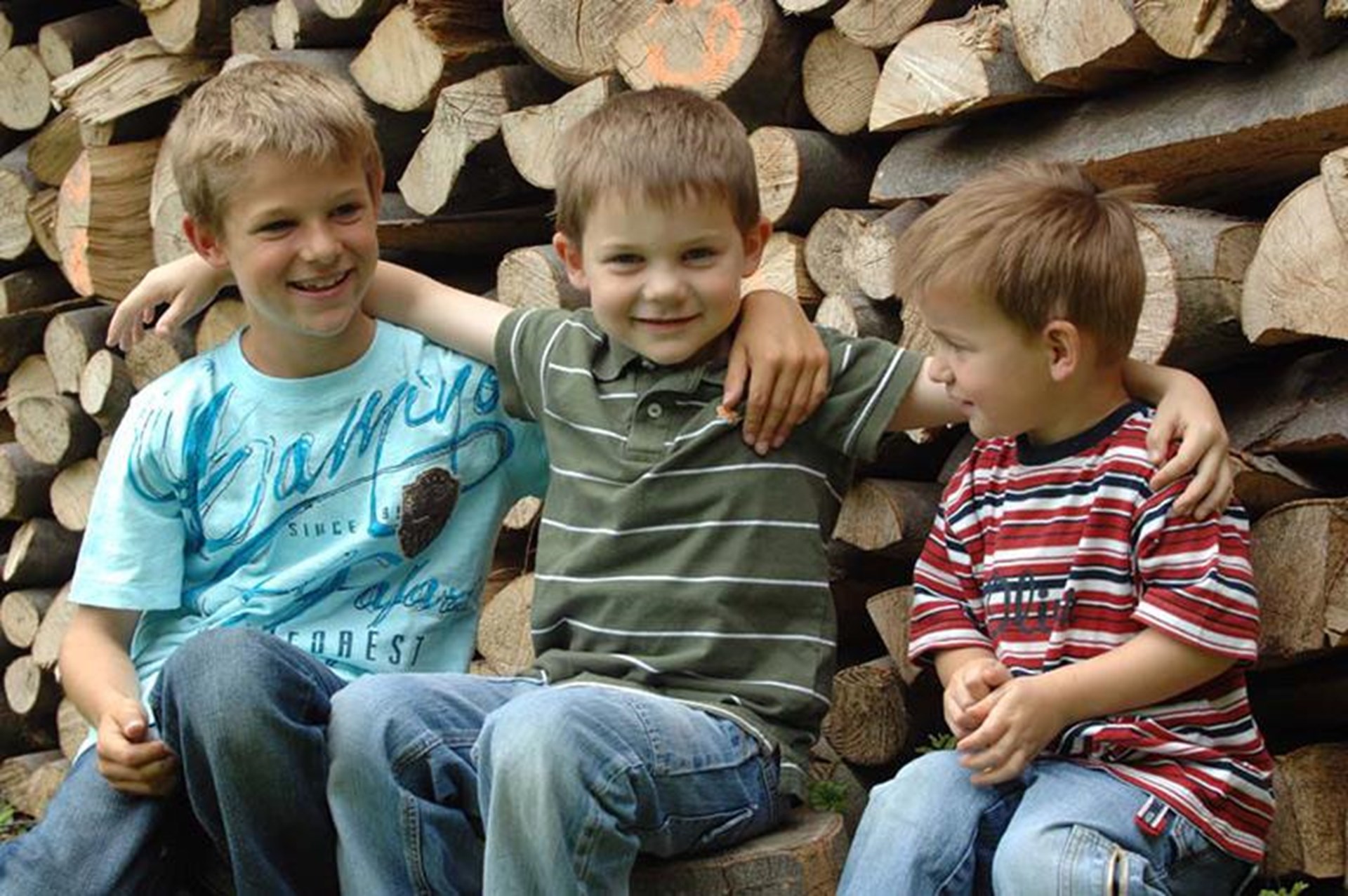 Jungen sitzen auf Bank